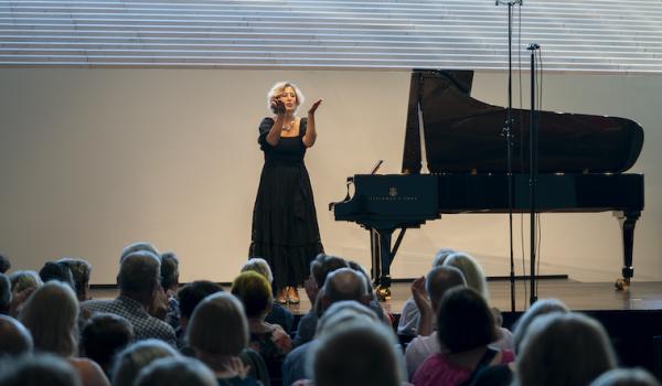 Ingrid Fliter kiittää suosionosoituksista Mäntän Musiikkijuhlilla 2025. Kuva: Ville Hautakangas