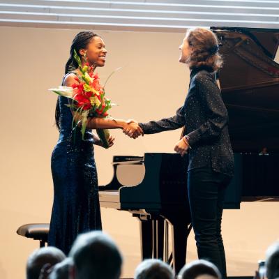 Jeneba Kanneh-Mason vastaanottaa kukat konsertin jälkeen. Kuva: Ville Hautakangas