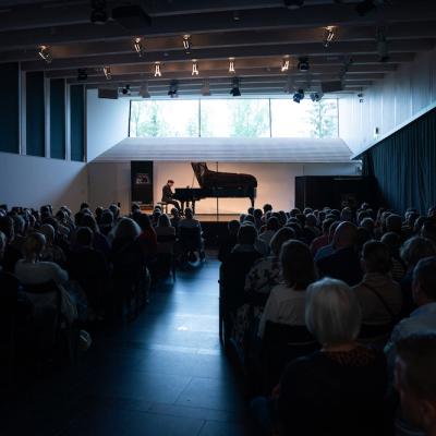 Boris Giltburgin loppuunmyyty konsertti Kivijärvi-salissa. Kuva: Ville Hautakangas