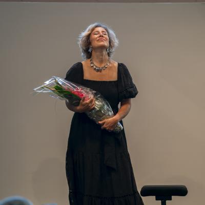 Ingrid Fliter vastaanottaa suosionosoituksia. Kuva: Ville Hautakangas