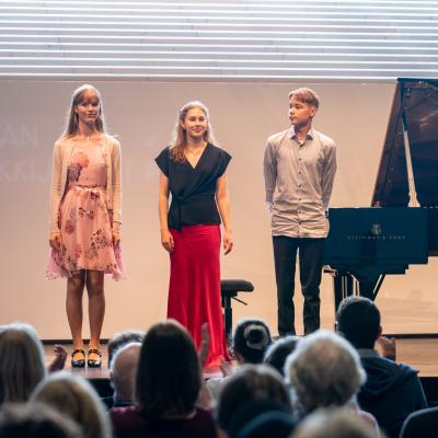 Festivaalin nuoret taiteilijat -konsertin esiintyjät Julia Elomaa, Eevi Hasu ja Sauli Aaltonen. Kuva: Ville Hautakangas