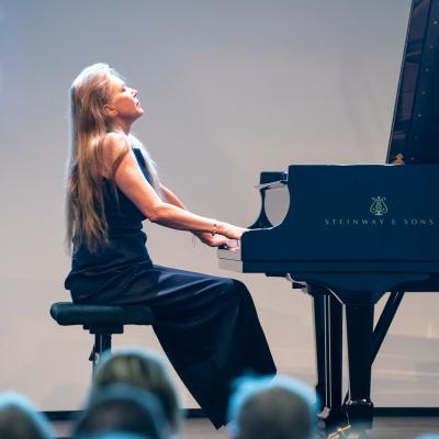 Laura Mikkola esiintyy. Kuva: Ville Hautakangas
