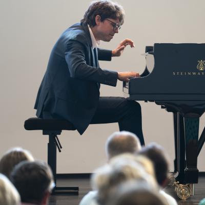 Lucas Debargue esiintymässä. Kuva: Ville Hautakangas