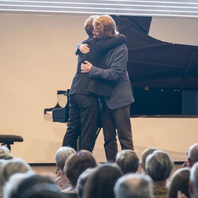 Samuel Eriksson ja Robert Ruohola halaamassa. Kuva: Ville Hautakangas