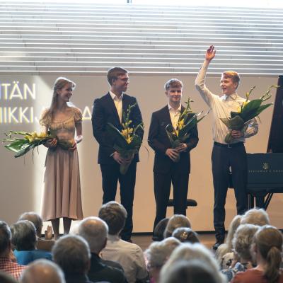 Festivaalin nuoret taiteilijat kiittämässä yleisöä. Kuva: Ville Hautakangas