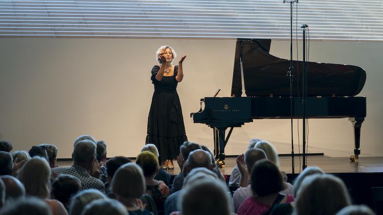 Ingrid Fliter kiittää suosionosoituksista Mäntän Musiikkijuhlilla 2025. Kuva: Ville Hautakangas